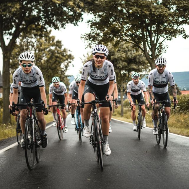Zieht eure Socken stramm und macht die Helmriemen fest, denn es ist Dienstag und somit Zeit für das gemeinsame Rennsporttraining 🤙🔥
.
Bis Ende September fahren wir jeden Dienstagabend ab 18 Uhr gemeinsam Trainingseinheiten im Umfang von etwa drei Stunden. Start- & Ankunftsort ist immer unser Clubhaus. Interessierte Rennradfahrer/-innen mit Ambitionen, egal ob Anfänger oder Trainingsweltmeister, sind stets willkommen.
.
.
#gemeinsamschneller #hrc1912 #cycling #roadbike #bikelife #bikelove #bicycle #fahrrad #rennrad #training #sport #hannover #cyclingaddict #roadbikelife #bike #sportvereintuns #ssbhannover #gobikwear #specialized #specializedhamburg