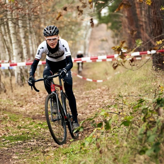 Es ist Cyclocross Hochsaison! Aktuell besonders erfolgreich im Gelände unterwegs ist unser Neuzugang Joris, denn er konnte bereits sein zweites Lizenzrennen in Folge für den HRC auf dem Treppchen der U17 beenden – Glückwünsch 🥳 
.
Wir sind sehr gespannt auf die LV Meisterschaft Cross am kommenden Sonntag und drücken allen Fahrern/-innen die Daumen.
.
Bei unserem CX/Gravel-Training habt ihr neuerdings jede Woche samstags – 10:00 ab Clubhaus – die Möglichkeit mit uns gemeinsam abseits der Straßen zu trainieren. Weitere Infos findet ihr auf unserer Website.
.
.
#hrc1912 #gemeinsamschneller #cyclocross #cx #offroad #competition #querfeldein #fahrrad #rennrad #radsport #niedersachsen #hannover #bike #bikelife # #instabike #bikeporn #roadbike