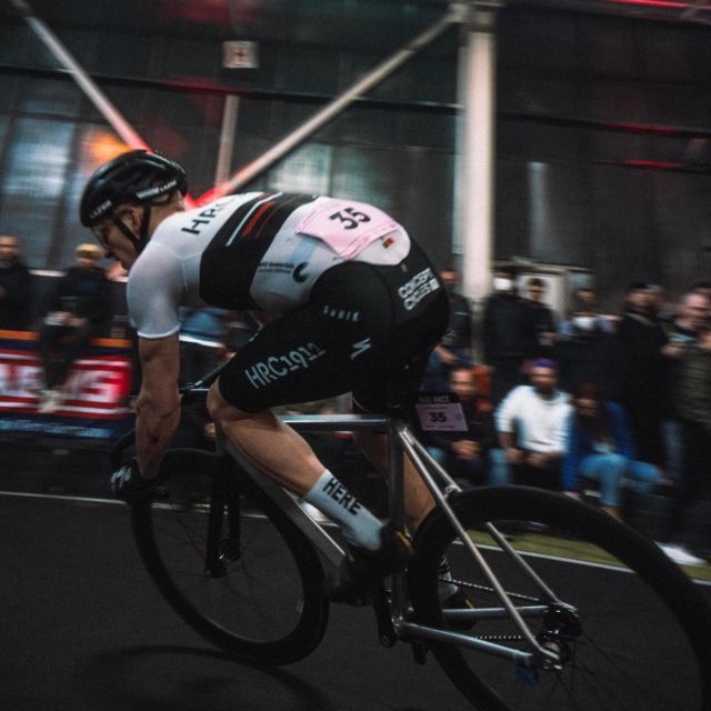 Immer am Limit! Unser Rennfahrer @paul_brmnn beim RAD RACE Last Man Standing Event am vergangenen Wochenende in Berlin 🔥
.
#hrc1912 #gemeinsamschneller #critrace #radrace #ballern #gobik #specialized #cycling #berlin #bike #fixed #bikerace #race #racing #track #instabike #bikelove