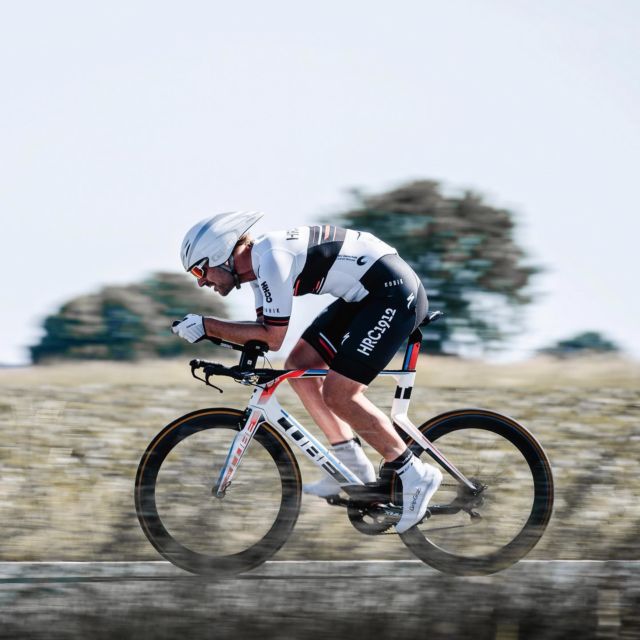 Frei nach dem Motto „Kopf runter und durchhalten!“ stand am vergangenen Wochenende unsere Clubmeisterschaft an. Nur knappe 30 Sekunden hinter dem erstplatzierten Vorjahressieger Marcus Baranski lag unser Aaron Wehde beim 1TT Wasserstadt-Bike. Damit rücken wir der Goldmedaille gleich eine halbe Minute näher. Bei reichlich Wind rückte auch Johannes Gräfe 12 Sekunden hinter Aaron auf seine dritte Platzierung.
.
Vielen Dank an das großartige Organisationsteam rund um Herrn Dr. Peter Augath. Wir freuen uns schon auf das nächste Jahr!
.
Den vollständigen Bericht inkl. Ergebnisse findet Ihr in Kürze auf unserer Website
.
.
#hrc1912 #gemeinsamschneller #zeitfahren #ezf #itt #timetrial #contrareloj #limmer #gobikwear #specialized #race #bikerace #bike #bikelife #bikelove #roadbike #instabike #hannover #wasserstadtbike #wasserstadttriathlon #rennrad #cycling